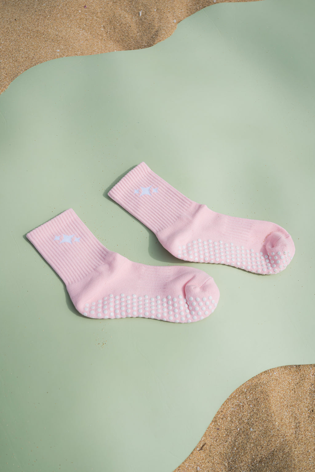 Sparkle Grip Socks - flat lay rosa sobre mat verde
