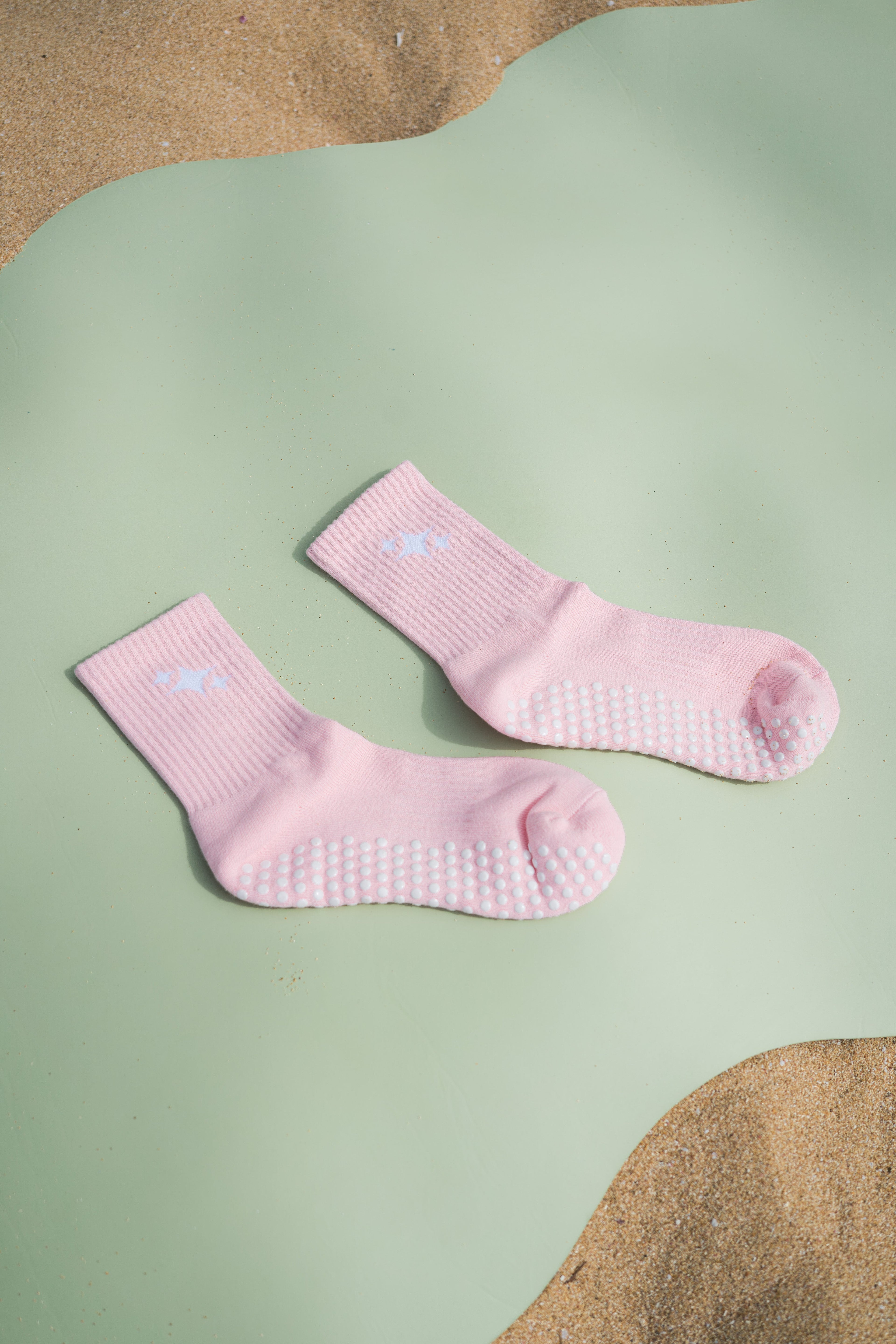 Sparkle Grip Socks - flat lay rosa sobre mat verde