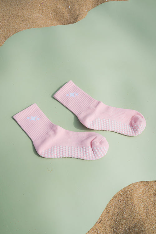 Sparkle Grip Socks - flat lay rosa sobre mat verde