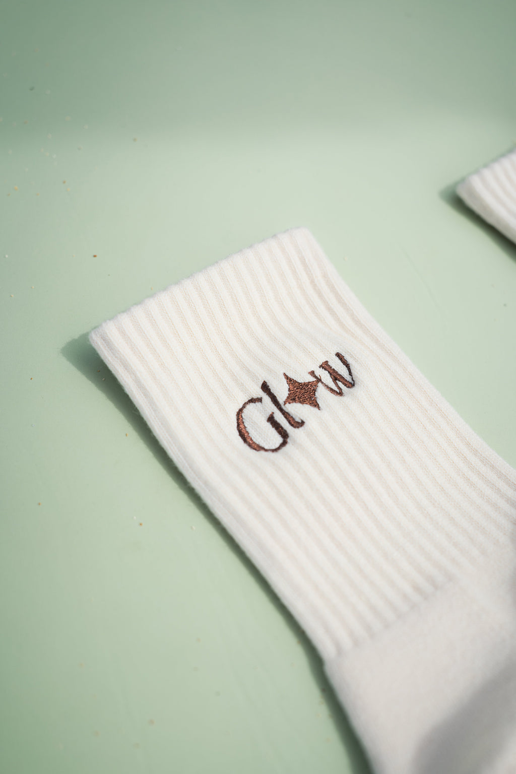 Glow Grip Socks - close-up del bordado Glow