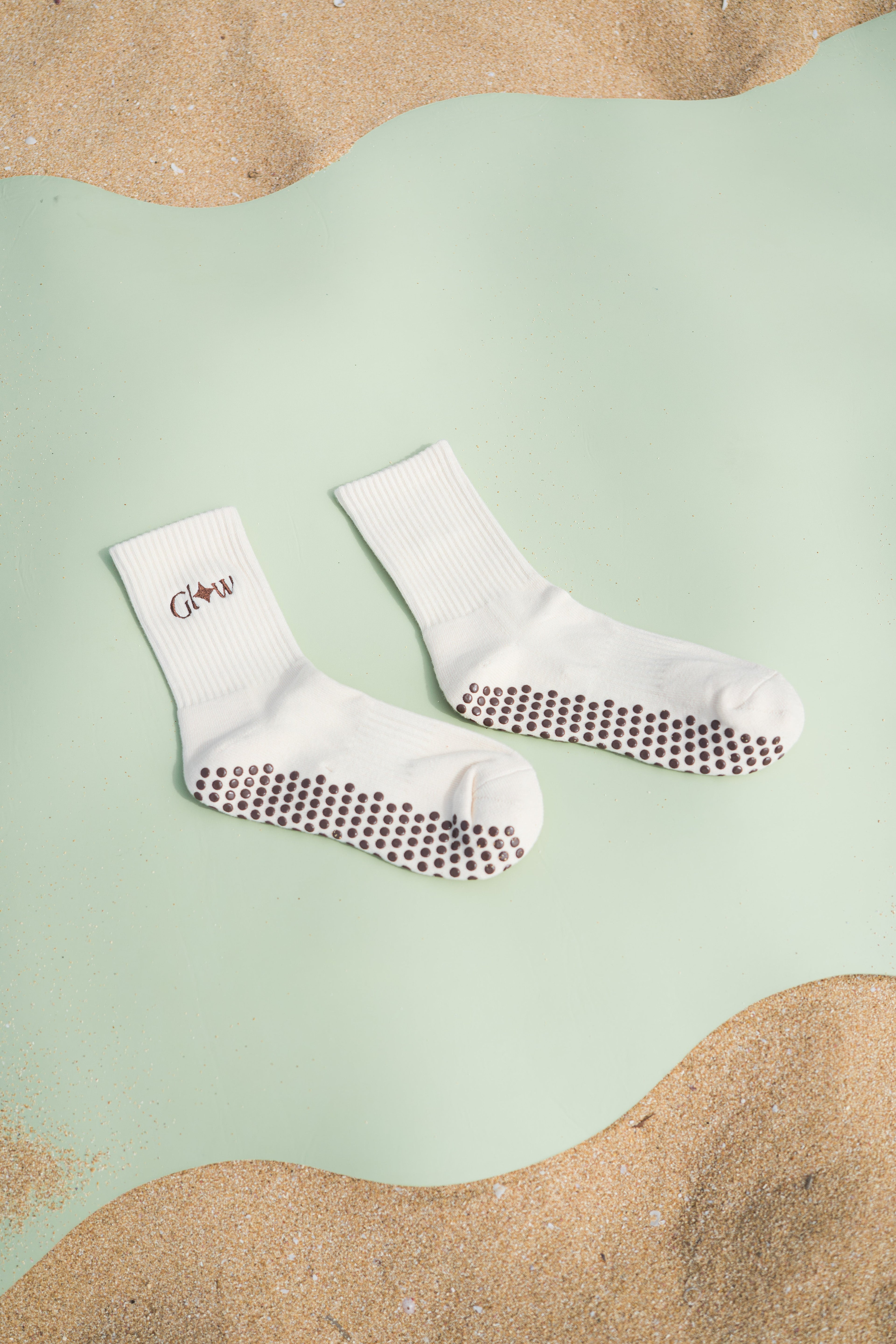 Glow Grip Socks - flat lay mostrando los grips antideslizantes